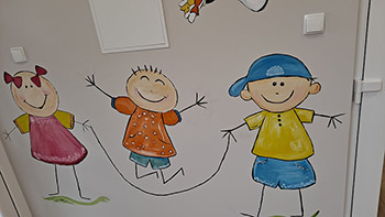 rysunek na ścianie przedstawiający dzieci