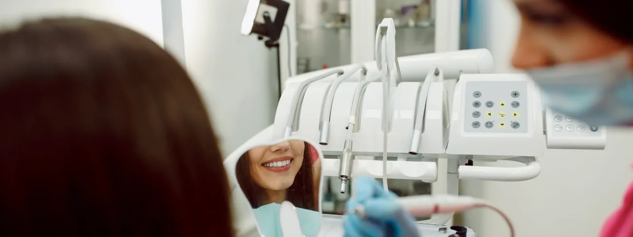 mlody-pacjent-sprawdzanie-jej-usmiech