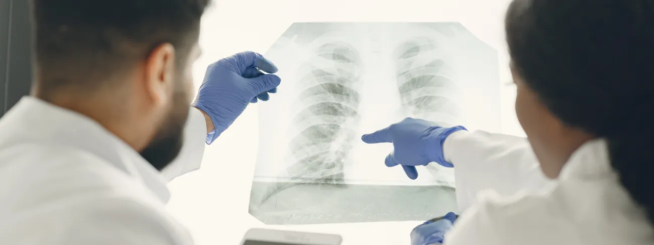 uczynienie-diagnozy-zadaniem-zespolowym-lekarze-patrzacy-na-przeswietlenie-pacjenta